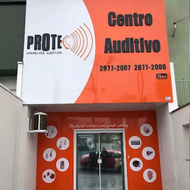 Fachada do Centro Auditivo Protec em São Bernardo do Campo, com vitrine laranja e os aparelhos expostos